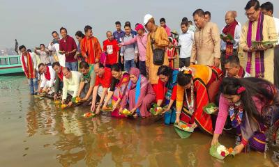 কাপ্তাই হ্রদে ফুল ভাসানোর মধ্যদিয়ে পাহাড়ে বৈসাবী উৎসব শুরু