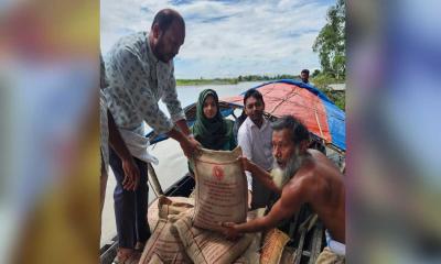 বকশীগঞ্জে নদীভাঙনে ক্ষতিগ্রস্ত পরিবারে খাবার বিতরণ