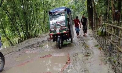 বরগুনায় রাস্তার বেহাল দশায় ভোগান্তিতে তিন ইউনিয়নের মানুষ