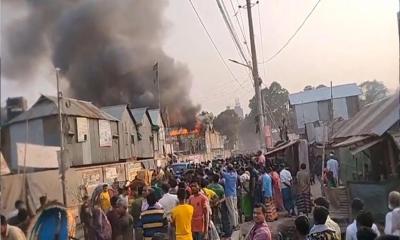 রাজধানীর কড়াইল বস্তিতে আগুন, নিয়ন্ত্রণে ৯ ইউনিট