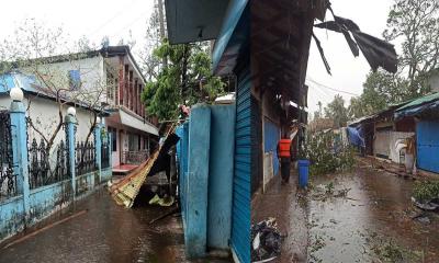 উপকূলে জুড়ে তাণ্ডব, কক্সবাজারের ১২ হাজার ঘর বিধ্বস্ত