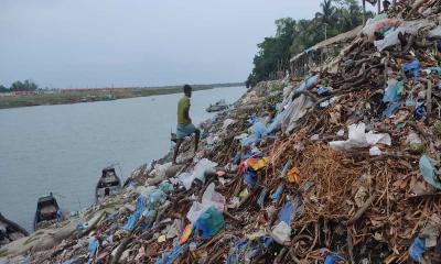 দোয়ারাবাজারে সুরমার তীর ময়লার ভাগাড়