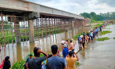 ঘোড়াঘাট অস্থায়ী সেতুর উপর দিয়ে পানি প্রবাহে যোগাযোগ বিচ্ছিন্ন 