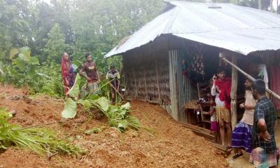 লংগদুতে পাহাড় ধস : নিরাপদ স্থানে যেতে প্রশাসনের নির্দেশ 