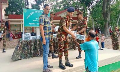 লোহাগড়ায় সেনাবাহিনীর ঈদসামগ্রী বিতরণ 