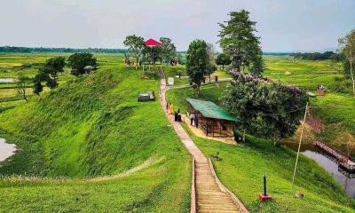 দৃষ্টি কাড়ছে ‘বৈচিত্র্য বিলাস’ পার্ক