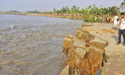 মনপুরায় শুকনো মৌসুমেও মেঘনা নদীতে ভাঙন 