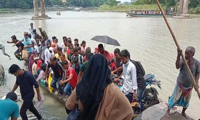 মুন্সীগঞ্জে সেতু বন্ধে চলছে অবৈধ ট্রলার বাণিজ্য