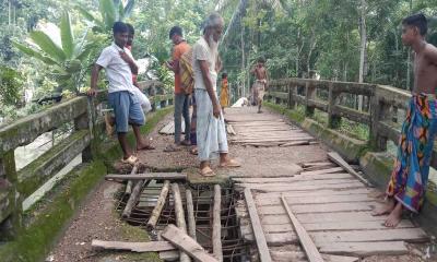 ঝুঁকিপূর্ণ ভাঙা সেতুতে দুই ইউনিয়নের মানুষের দুর্ভোগ