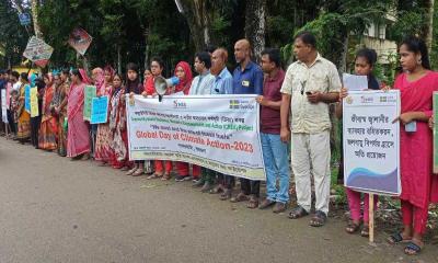 জীবাশ্ম জ্বালানি বন্ধের দাবিতে পাথরঘাটায় মানববন্ধন