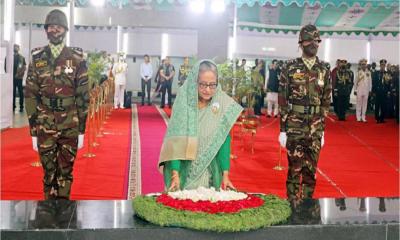 বঙ্গবন্ধুর প্রতিকৃতিতে প্রধানমন্ত্রীর শ্রদ্ধা