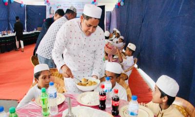 খাগড়াছড়িতে পুলিশ সুপারের পক্ষ থেকে খাবার বিতরণ