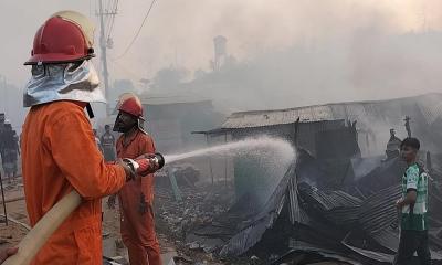 রোহিঙ্গা ক্যাম্পের আগুন নিয়ন্ত্রণে, পুড়েছে ২ হাজার ঘর