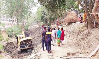 শাহজাদপুরে গ্রামবাসীর চাঁদায় ১.৫ কিলোমিটার সড়ক নির্মাণ