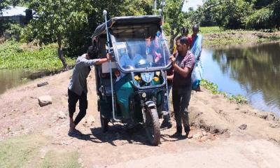 শান্তিগঞ্জে বেহাল সড়কে দুর্ভোগে অর্ধ লক্ষাধিক মানুষ 