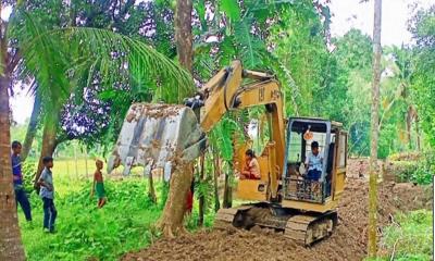 সরিষাবাড়ীতে নিজস্ব অর্থায়নে রাস্তা নির্মাণ 