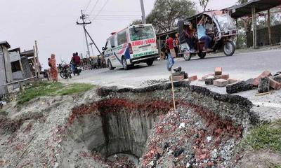 শেখ হাসিনা সেতু সংযোগ সড়কের বিভিন্ন স্থানে ধস