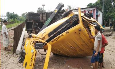  ভৈরবে ট্রেনের ধাক্কায় দুমড়ে-মুচড়ে গেলো পাট বোঝাই ট্রাক