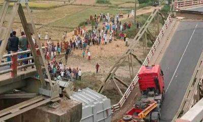 ত্রিশালে ভেঙে যাওয়া ব্রিজে আনসার সদস্য মোতায়েন