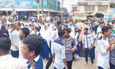 ভালুকায় অতিরিক্ত টাকা আদায়ের প্রতিবাদে শিক্ষার্থীদের সড়ক অবরোধ