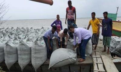 ভাঙনকবলিত যমুনা পূর্ব পাড়ে ফেলা হচ্ছে জিওব্যাগ 