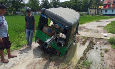 দীঘিনালায় রাস্তার বেহাল দশা ঝুঁকি নিয়ে চলছে যানবাহন 