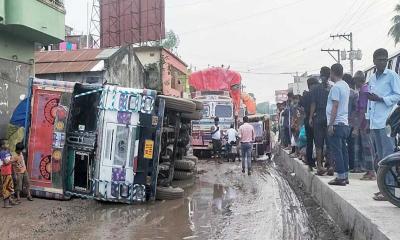 ভারতীয় পণ্যবাহী ট্রাক প্রবেশ না করার হুঁশিয়ারি চালকদের 