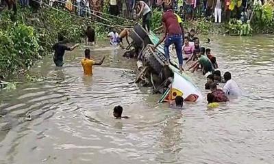 ঝালকাঠিতে যাত্রীবাহী বাস পুকুরে পড়ে নিহত ১৭