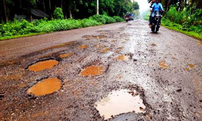 ঝালকাঠি-খুলনা মহাসড়কে শতাধিক গর্ত দুর্ঘটনার আশঙ্কা