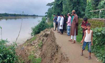 কানাইঘাটে সুরমা ডাইকে ভাঙন এলাকা পরিদর্শনে ইউপি চেয়ারম্যান 