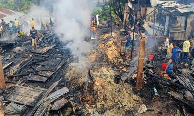 অগ্নিকাণ্ডে বিধ্বস্ত লংগদুর বাইট্টাপাড়া বাজার 