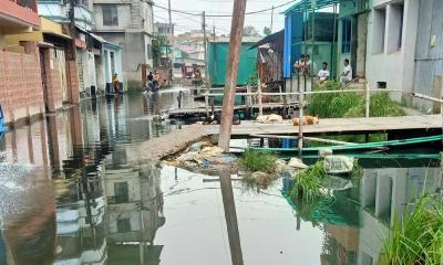 বৃষ্টির পানিতে অবরুদ্ধ ডিএনডিবাসী