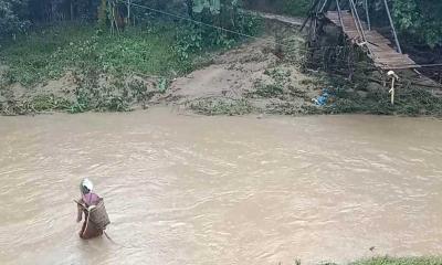 রাজস্থলীতে কাঠের ব্রিজ তলিয়ে যাওয়ায় চরম দুর্ভোগ 