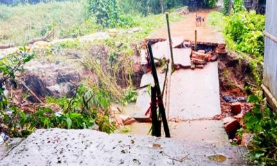 সড়কের বিভিন্ন স্থানে বন্যার ক্ষত