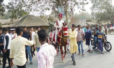 ঘোড়ায় চড়ে এলেন বর, পালকিতে গেলেন নববধূ