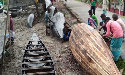 ব্যস্ত সময় পার করছেন জেলে বাওয়ালিরা