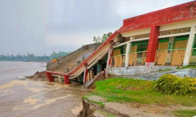 যমুনার ভাঙনে বিলীন স্কুলভবন