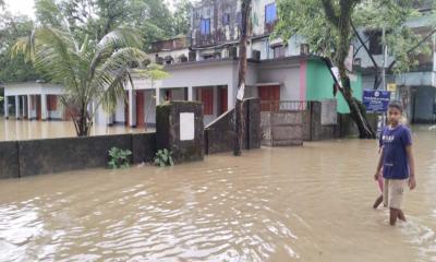 ভ্যাপসা গরম ও বন্যার ভোগান্তিতে সিলেটবাসী