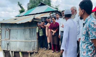 মাটিরাঙ্গার গোমতির ভাঙন কবলিত এলাকা পরিদর্শন ও ত্রাণ বিতরণ করেন ডিসি