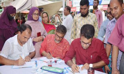 শিক্ষকদের রক্তদিয়ে লেখা স্মারকলিপি প্রধানমন্ত্রী বরাবর প্রদান