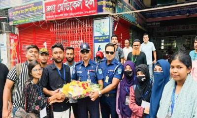 টাঙ্গাইলে পুলিশ সদস্যদের ফুল দিয়ে বরণ করলো শিক্ষার্থীরা