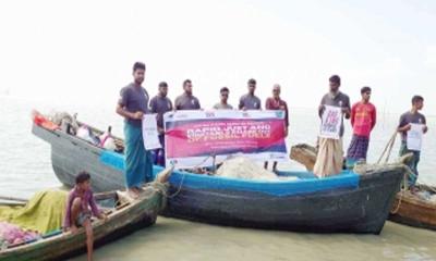 জীবাশ্ম জ্বালানির প্রতিবাদে বলেশ্বর নদে বিক্ষোভ 