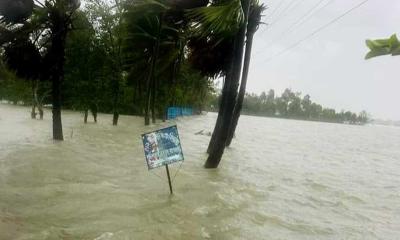 পাঁচশ কোটি টাকার ক্ষতি দিশেহারা দুর্গত মানুষ