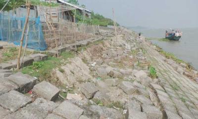 নির্মাণের এক বছরেই নদীতে ধসে পড়ল বাঁধ