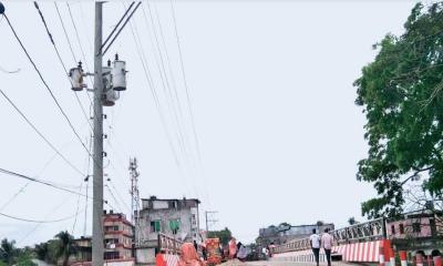 ব্রিজের রেলিংয়ের কাছাকাছি বিদ্যুৎ সংযোগ দুর্ঘটনার শঙ্কা