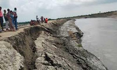 পাইকগাছার কপোতাক্ষের বাঁধে ভাঙন আতঙ্কে এলাকাবাসী 