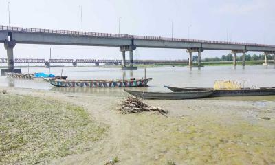 কাউনিয়ায় খরস্রোত তিস্তা নদী শুকিয়ে মরা খাল 