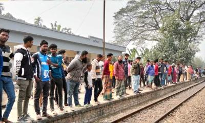 বুড়িমারী এক্সপ্রেস ট্রেনটি কালীগঞ্জে স্টপেজের দাবিতে বিক্ষোভ 