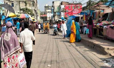 কিশোরগঞ্জে গৌরাঙ্গ বাজার ব্রিজ এখন হকারদের দখলে