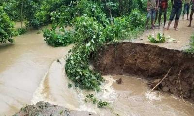 ফেনীর মুহুরি নদীর বেড়িবাঁধের ১০ স্থানে ভাঙন